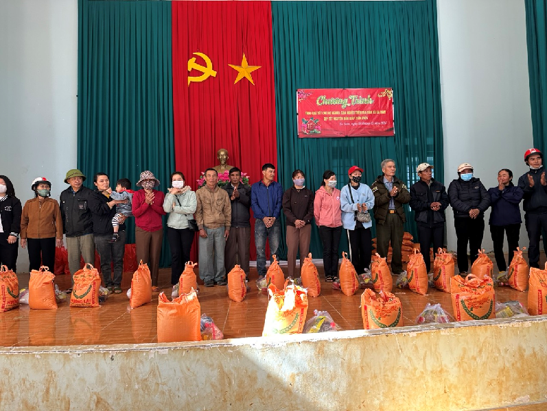 Tặng quà Tết cho hộ nghèo, hộ cận nghèo trên địa bàn xã Ea Nam nhân dịp Tết Nguyên đán 2024 